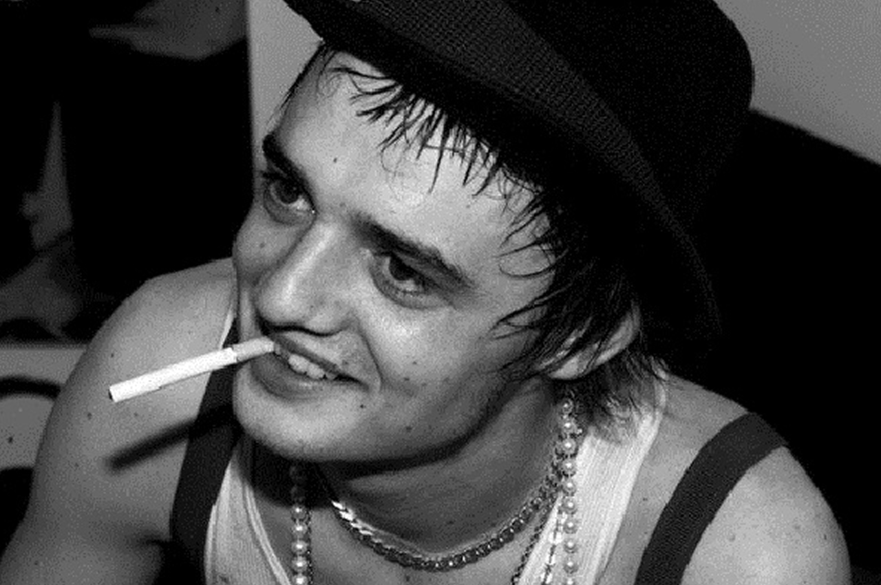 Pete Doherty tocó un cover de The Beatles en un bar de Buenos Aires